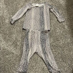 Velvet fawn deer size 12-18 months Kids Pajamas in Gray and White